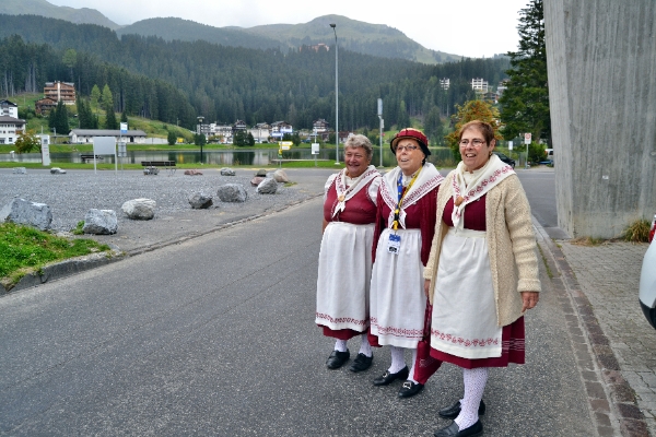 Ochotně pózující Walserky v tradičních krojích. Arosa 2016